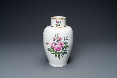 Un vase à décor de roses roses, porcelaine de Meissen, marque A.R. pour Augustus Rex, 18ème