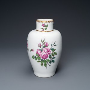 Un vase à décor de roses roses, porcelaine de Meissen, marque A.R. pour Augustus Rex, 18ème — photo 1
