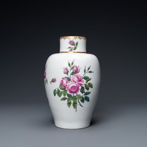 Un vase à décor de roses roses, porcelaine de Meissen, marque A.R. pour Augustus Rex, 18ème — photo 2