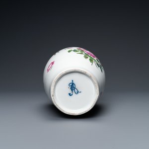 Un vase à décor de roses roses, porcelaine de Meissen, marque A.R. pour Augustus Rex, 18ème — photo 7