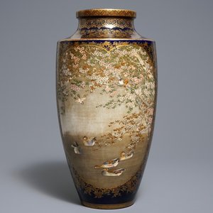 Un vase à décor d'oiseaux et canards en porcelaine de Japon, marque de Kinkozan, Satsuma, Meiji, 19ème — photo 1