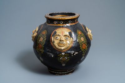 Un vase à décor en relief en papier mâché, Cachemire, Inde, 19ème