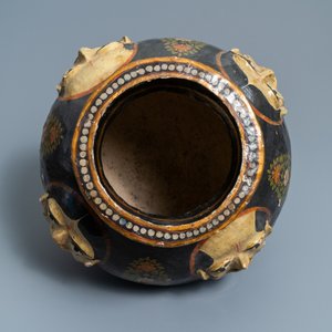 Un vase à décor en relief en papier mâché, Cachemire, Inde, 19ème — photo 7