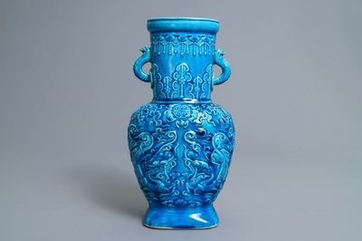 Un vase à décor en relief en porcelaine de Chine turquoise monochrome, 18/19ème