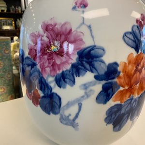 Un vase à décor floral, signé Wang En Huai, daté 1997 — photo 20