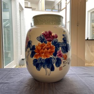 Un vase à décor floral, signé Wang En Huai, daté 1997 — photo 7