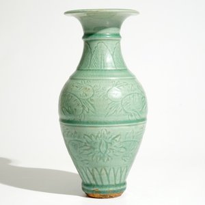 Un vase à décor incisé en céladon de Longquan, Chine, Song ou Ming — photo 1