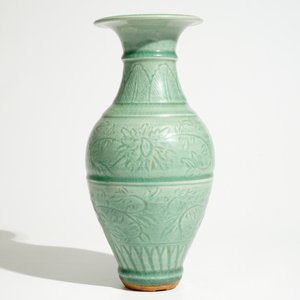 Un vase à décor incisé en céladon de Longquan, Chine, Song ou Ming — photo 2