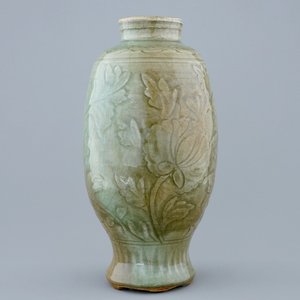 Un vase à décor incisé en céladon de Longquan, Dynastie Ming — photo 1