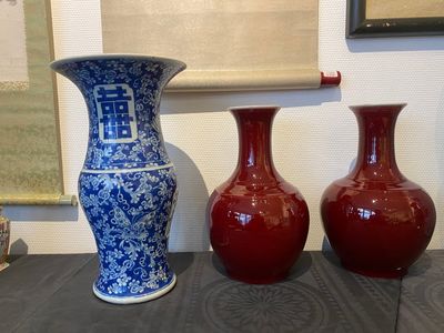Un vase à décor 'Shou' en porcelaine de Chine en bleu et blanc et une paire de forme bouteille en sang de boeuf, 19/20ème — photo 1