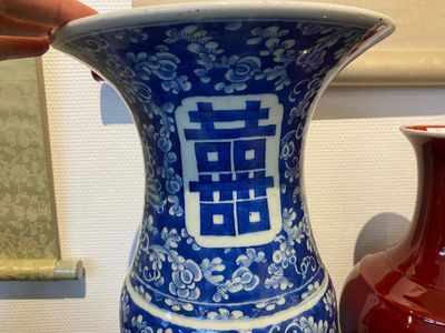 Un vase à décor 'Shou' en porcelaine de Chine en bleu et blanc et une paire de forme bouteille en sang de boeuf, 19/20ème — photo 2