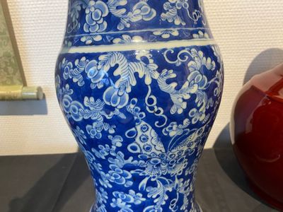 Un vase à décor 'Shou' en porcelaine de Chine en bleu et blanc et une paire de forme bouteille en sang de boeuf, 19/20ème — photo 3