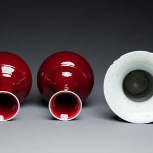 Un vase à décor 'Shou' en porcelaine de Chine en bleu et blanc et une paire de forme bouteille en sang de boeuf, 19/20ème — photo 6