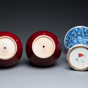 Un vase à décor 'Shou' en porcelaine de Chine en bleu et blanc et une paire de forme bouteille en sang de boeuf, 19/20ème — photo 7