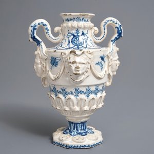 Un vase à deux anses en faïence espagnole bleu et blanc, dédicacé et daté 1801 — photo 1