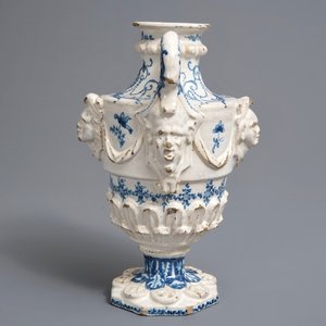 Un vase à deux anses en faïence espagnole bleu et blanc, dédicacé et daté 1801 — photo 4