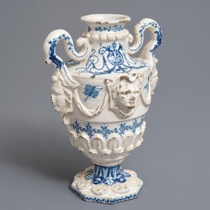 Un vase à deux anses en faïence espagnole bleu et blanc, dédicacé et daté 1801 — photo 7