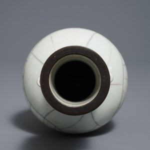Un vase à flèches en porcelaine de Chine de type ge, 18ème — photo 5