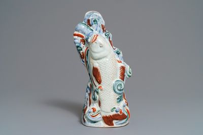 Un vase à suspendre en forme de carpe en porcelaine Arita de Japon, Edo, 18ème