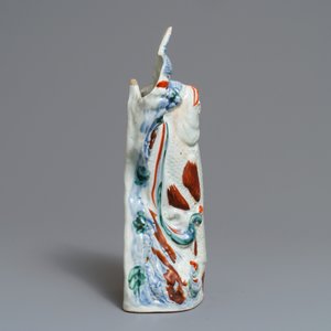 Un vase à suspendre en forme de carpe en porcelaine Arita de Japon, Edo, 18ème — photo 2
