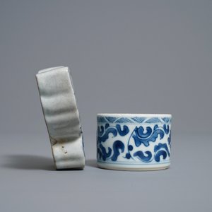 Un vase à suspendre en forme de papillon et un pot à encre en porcelaine de Chine en bleu et blanc, Kangxi/Qianlong — photo 3