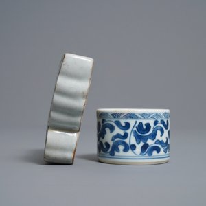 Un vase à suspendre en forme de papillon et un pot à encre en porcelaine de Chine en bleu et blanc, Kangxi/Qianlong — photo 5