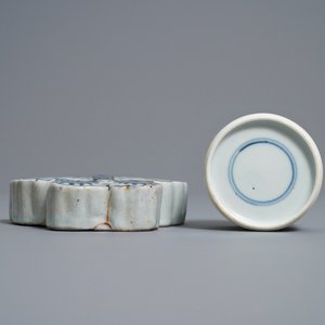 Un vase à suspendre en forme de papillon et un pot à encre en porcelaine de Chine en bleu et blanc, Kangxi/Qianlong — photo 7