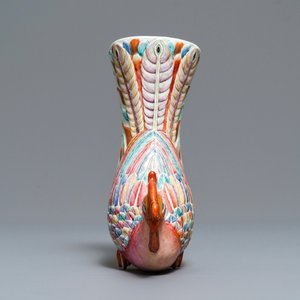 Un vase à suspendre en forme de phénix en porcelaine de Chine famille rose, Qianlong/Jiaqing — photo 2