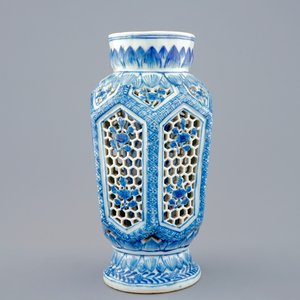 Un vase ajouré à double parois en porcelaine de Chine bleu et blanc, époque Transition, 1620-1683 — photo 4