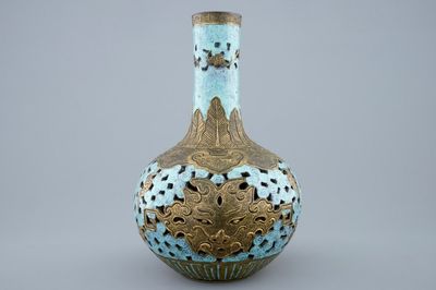 Un vase ajouré à double parois en porcelaine de Chine émaillé rouge gorge, 19/20ème