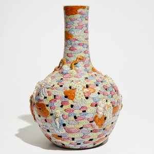 Un vase ajouré à double parois en porcelaine de Chine famille rose, 19ème — photo 1