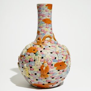 Un vase ajouré à double parois en porcelaine de Chine famille rose, 19ème — photo 4