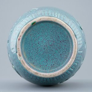 Un vase ajouré en porcelaine de Chine émaillée oeufs de rouge gorge, 19/20ème — photo 2