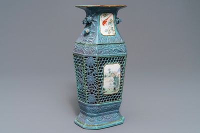 Un vase ajouré en porcelaine de Chine qianjiang cai à fond 'oeuf de caille', 19ème