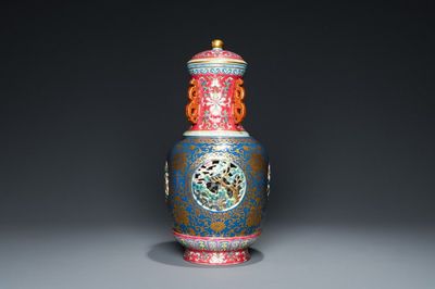 Un vase ajouré et tournant en porcelaine de Chine famille rose composé de quatre pièces, marque de Qianlong, République