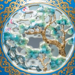 Un vase ajouré et tournant en porcelaine de Chine famille rose composé de quatre pièces, marque de Qianlong, République — photo 15