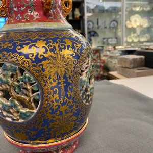 Un vase ajouré et tournant en porcelaine de Chine famille rose composé de quatre pièces, marque de Qianlong, République — photo 32