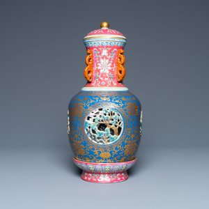 Un vase ajouré et tournant en porcelaine de Chine famille rose composé de quatre pièces, marque de Qianlong, République — photo 4