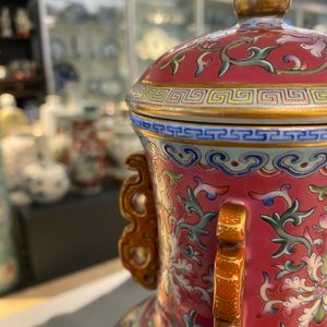 Un vase ajouré et tournant en porcelaine de Chine famille rose composé de quatre pièces, marque de Qianlong, République — photo 44