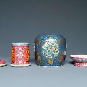Un vase ajouré et tournant en porcelaine de Chine famille rose composé de quatre pièces, marque de Qianlong, République — photo 7
