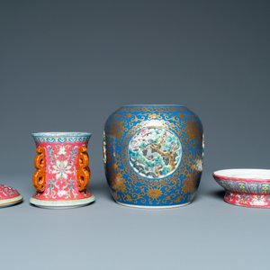 Un vase ajouré et tournant en porcelaine de Chine famille rose composé de quatre pièces, marque de Qianlong, République — photo 8