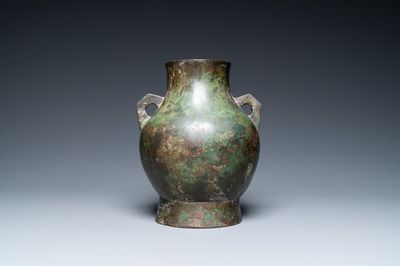 Un vase archaïque de forme 'hu' en bronze à inscription, Chine, Ming
