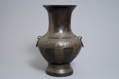 Un vase archaïque de forme hu en bronze, Chine, 17/18ème