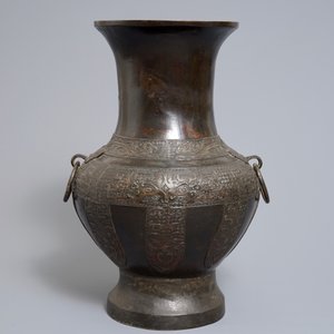Un vase archaïque de forme hu en bronze, Chine, 17/18ème — photo 3