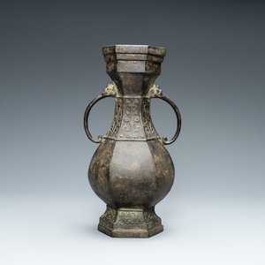 Un vase archaïque en bronze à inscription, marque de Xuande, Ming — photo 1