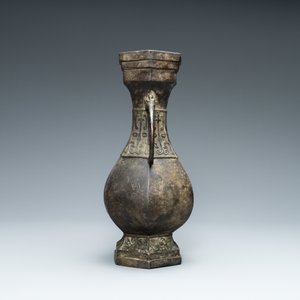Un vase archaïque en bronze à inscription, marque de Xuande, Ming — photo 4