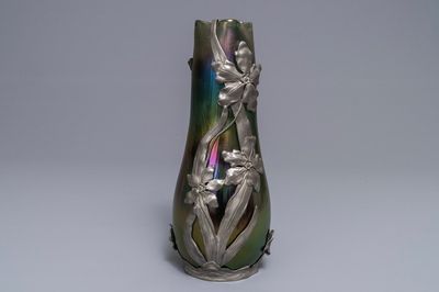 Un vase Art Nouveau en verre iridescent de Loetz à monture en étain de Van Hauten, 1ère moitié du 20ème