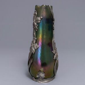 Un vase Art Nouveau en verre iridescent de Loetz à monture en étain de Van Hauten, 1ère moitié du 20ème — photo 2
