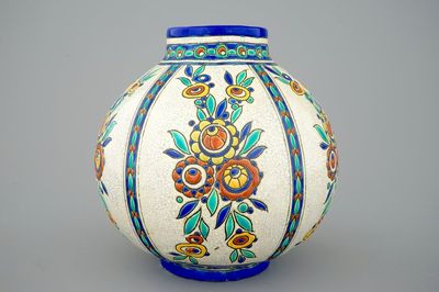Un vase au décor floral de Charles Catteau pour Boch Kéramis, 1ère moitié du 20ème