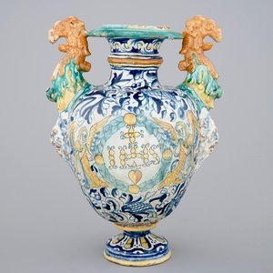 Un vase au deux anses en majolique d'Anvers au décor a foglie, 16ème — photo 1